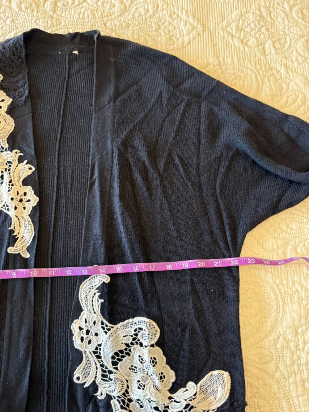 Chic black open-front cardigan with elegant white lace appliqué. - Picture 5 of 6